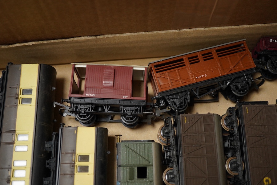 A quantity of 00 gauge model railway by Tri-ang, Mainline, Dapol, Bachmann, GMR, Hornby Dublo, etc. including; a Tri-ang American outline Davy Crockett train set (RS.37), nine steam and diesel locomotives, together with